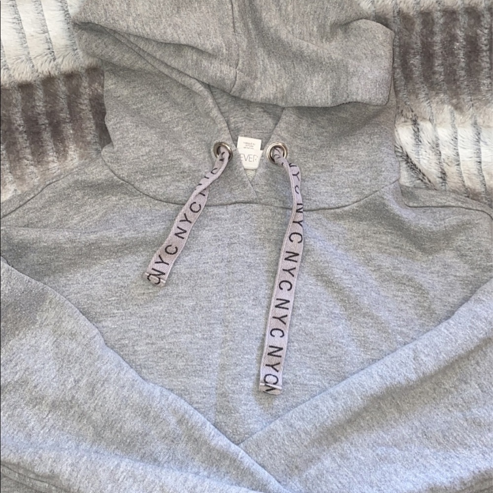 NYC light crop hoodie 🤍